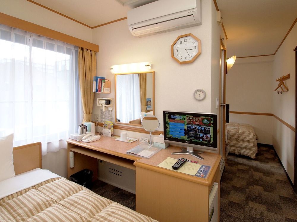 Toyoko Inn Hon-Atsugi-Eki Minami-Guchi Dış mekan fotoğraf